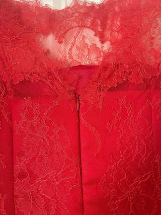 Vestido rojo de encaje hecho a mano