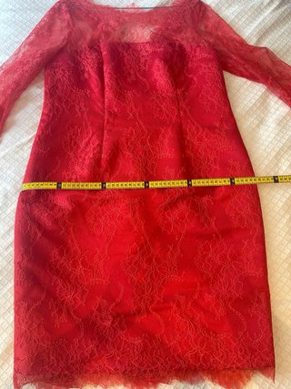 Vestido rojo de encaje hecho a mano