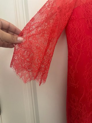 Vestido rojo de encaje hecho a mano