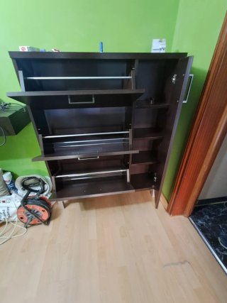 Zapatero de madera marrón