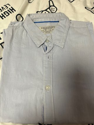 Camisa azul con perro bordado Camisa azul claro