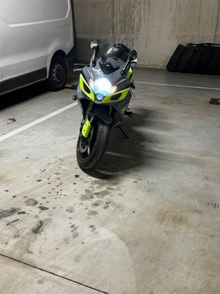 Suzuki GSX-R Sportbike Gris y Verde