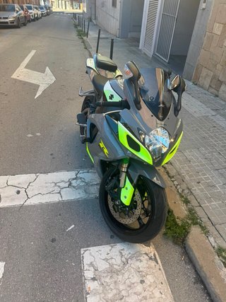 Suzuki GSX-R Sportbike Gris y Verde