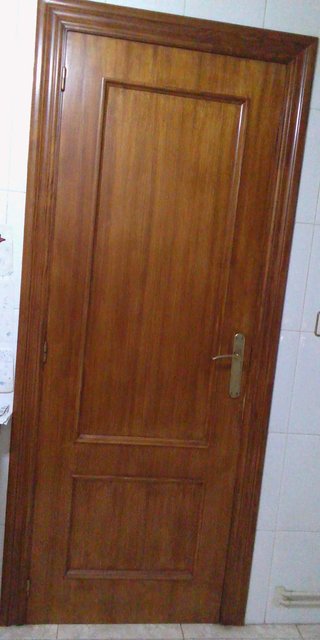 Puerta de madera con cristal