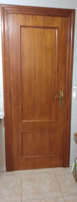 Puerta de madera con cristal