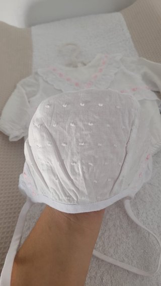 Pelele y capota hecho a mano blanco/rosa