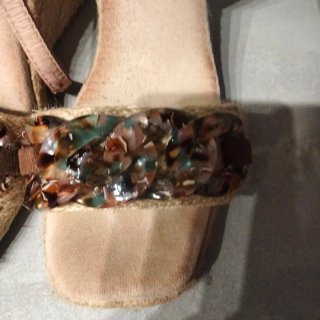 Sandalias cuña cadena nacar beige