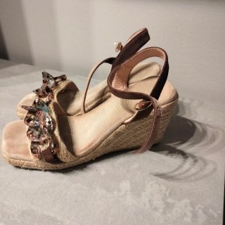 Sandalias cuña cadena nacar beige
