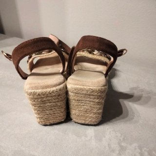 Sandalias cuña cadena nacar beige