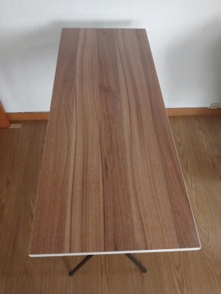 Mesa Levira escritorio pequeña madera y metal.