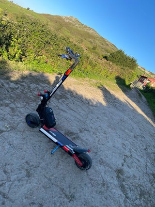 Patinete Eléctrico Negro y Rojo