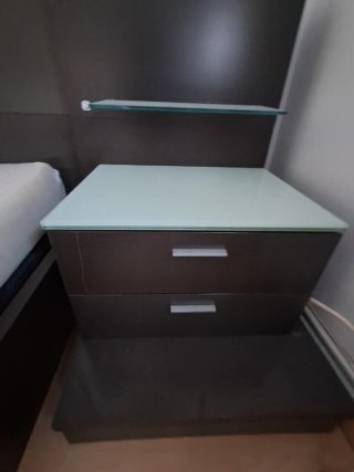 Conjunto de cama con mesitas de noche y marcos.