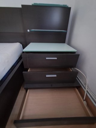 Conjunto de cama con mesitas de noche y marcos.
