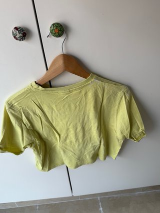 Camiseta Ellesse amarilla crop top