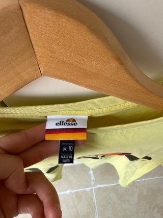 Camiseta Ellesse amarilla crop top