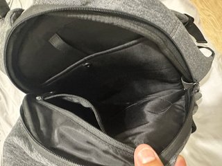 Mochila funcional gris, excelente estado