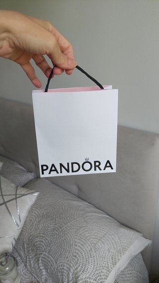 Bolsa y caja Pandora vacía