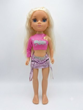 Muñeca rubia con falda rosa brillante