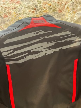 Chaqueta Moto Negra con Detalles Rojos