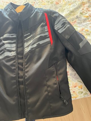 Chaqueta Moto Negra con Detalles Rojos