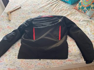 Chaqueta Moto Negra con Detalles Rojos