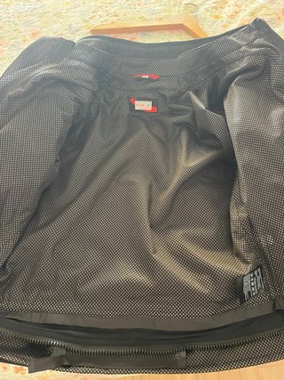 Chaqueta Moto Negra con Detalles Rojos
