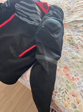 Chaqueta Moto Negra con Detalles Rojos