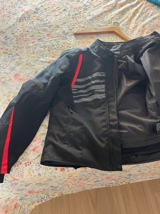 Chaqueta Moto Negra con Detalles Rojos