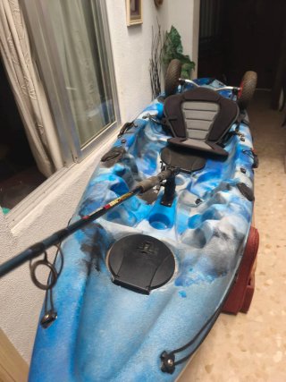 Kayak azul y blanco con ruedas