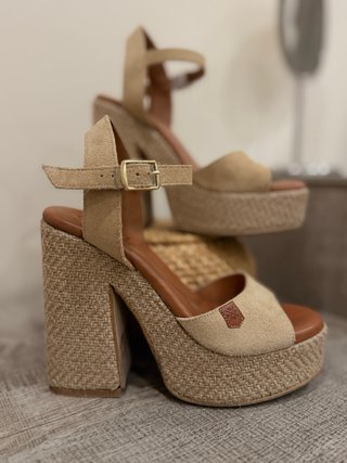 Sandalia Popa Piel Serraje Tacón Alto Beige