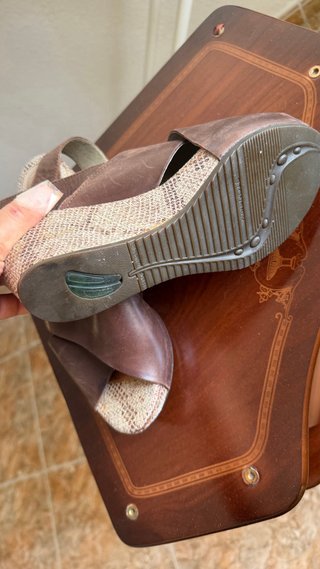 Sandalias cuña piel marrón