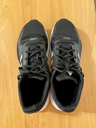 Zapatillas Adidas Negras y Blancas