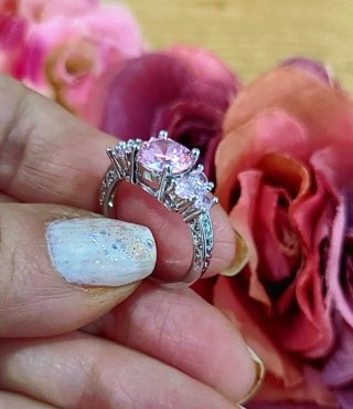Precioso anillo con circonitas rosas y plateado