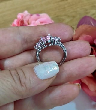 Precioso anillo con circonitas rosas y plateado