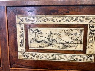 Antiguo bargueño siglo XVII cacería