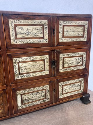 Antiguo bargueño siglo XVII cacería