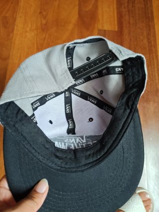 Gorra Vans Off The Wall Gris y Negra