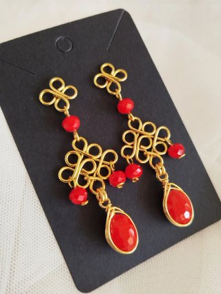 Pendientes flamenca alambre dorado y cuentas rojas
