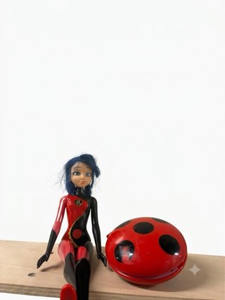 Muñeca Ladybug con accesorio