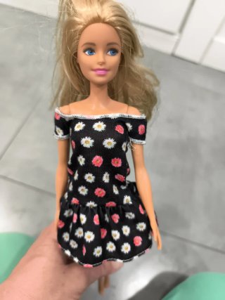 Muñeca Barbie con vestido floral