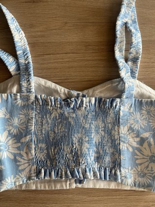 Crop top floral azul y blanco