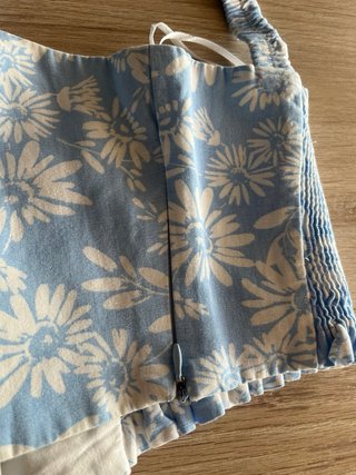 Crop top floral azul y blanco