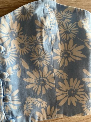 Crop top floral azul y blanco
