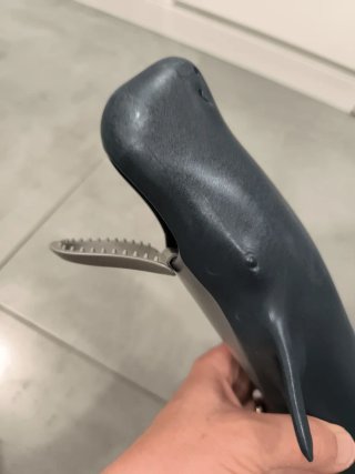 Ballena de juguete gris para el baño