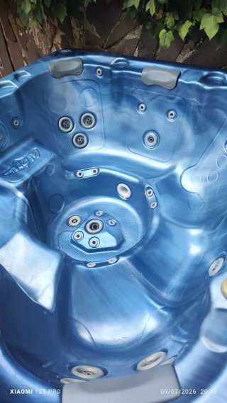 Jacuzzi Azul y Marrón