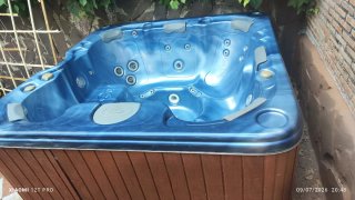 Jacuzzi Azul y Marrón