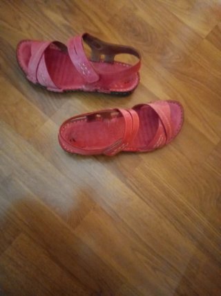 Sandalias rojas de mujer