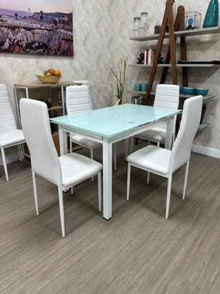 Mesa de cristal con 4 sillas blancas