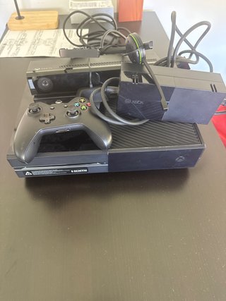 Xbox One con mando y Call of Duty
