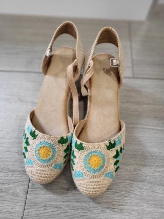 Alpargatas cuña bordadas beige multicolor